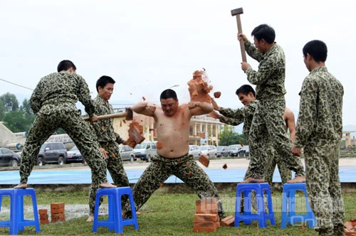 Mãn nhãn xem bộ đội Đặc công trình diễn võ thuật ảnh 8 Dùng vai...