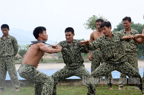 Mãn nhãn xem bộ đội Đặc công trình diễn võ thuật ảnh 11 ...trước khi một chiến sĩ đặc công vận công quấn thanh sắt như quấn...khăn quanh cổ.