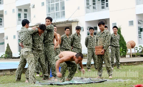 Mãn nhãn xem bộ đội Đặc công trình diễn võ thuật ảnh 14 Cú nhảy an toàn, song vẫn khiến nhiều vị khách tham quan thót tim.