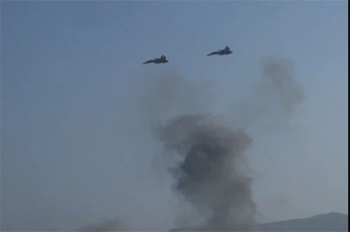 Các vị trí đã sẵn sàng. Máy bay Su 30 ném bom vào mục tiêu tại điểm cao 152,4. B41 tiêu diệt mục tiêu ngay loạt đạn đầu. Xe tăng khai hỏa. Nổ bộc phá mở cửa mở. Bộ binh vượt qua cửa mở đánh chiếm các mục tiêu. Xe tăng vượt qua cửa mở. Các mệnh lệnh chính xác, ngắn gọn được phát đi từ sở chỉ huy Sư đoàn 312. Triển khai lực lượng bộ binh cơ giới tại Nam đồi N để bắn sang điểm cao 95. Máy bay bị bắn hạ. Những đơn vị hoàn thành xuất sắc nhiệm vụ được tặng quà, khen thưởng.