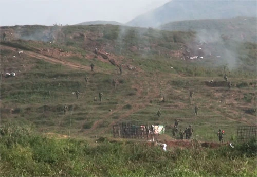 Các vị trí đã sẵn sàng. Máy bay Su 30 ném bom vào mục tiêu tại điểm cao 152,4. B41 tiêu diệt mục tiêu ngay loạt đạn đầu. Xe tăng khai hỏa. Nổ bộc phá mở cửa mở. Bộ binh vượt qua cửa mở đánh chiếm các mục tiêu. Xe tăng vượt qua cửa mở. Các mệnh lệnh chính xác, ngắn gọn được phát đi từ sở chỉ huy Sư đoàn 312. Triển khai lực lượng bộ binh cơ giới tại Nam đồi N để bắn sang điểm cao 95. Máy bay bị bắn hạ. Những đơn vị hoàn thành xuất sắc nhiệm vụ được tặng quà, khen thưởng.