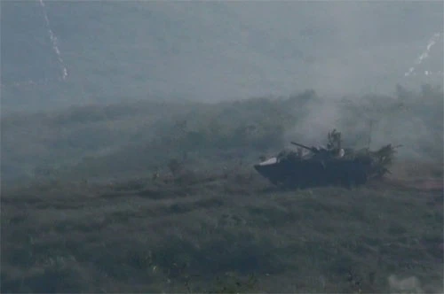 Các vị trí đã sẵn sàng. Máy bay Su 30 ném bom vào mục tiêu tại điểm cao 152,4. B41 tiêu diệt mục tiêu ngay loạt đạn đầu. Xe tăng khai hỏa. Nổ bộc phá mở cửa mở. Bộ binh vượt qua cửa mở đánh chiếm các mục tiêu. Xe tăng vượt qua cửa mở. Các mệnh lệnh chính xác, ngắn gọn được phát đi từ sở chỉ huy Sư đoàn 312. Triển khai lực lượng bộ binh cơ giới tại Nam đồi N để bắn sang điểm cao 95. Máy bay bị bắn hạ. Những đơn vị hoàn thành xuất sắc nhiệm vụ được tặng quà, khen thưởng.