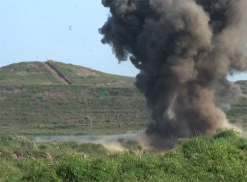 Các vị trí đã sẵn sàng. Máy bay Su 30 ném bom vào mục tiêu tại điểm cao 152,4. B41 tiêu diệt mục tiêu ngay loạt đạn đầu. Xe tăng khai hỏa. Nổ bộc phá mở cửa mở. Bộ binh vượt qua cửa mở đánh chiếm các mục tiêu. Xe tăng vượt qua cửa mở. Các mệnh lệnh chính xác, ngắn gọn được phát đi từ sở chỉ huy Sư đoàn 312. Triển khai lực lượng bộ binh cơ giới tại Nam đồi N để bắn sang điểm cao 95. Máy bay bị bắn hạ. Những đơn vị hoàn thành xuất sắc nhiệm vụ được tặng quà, khen thưởng.