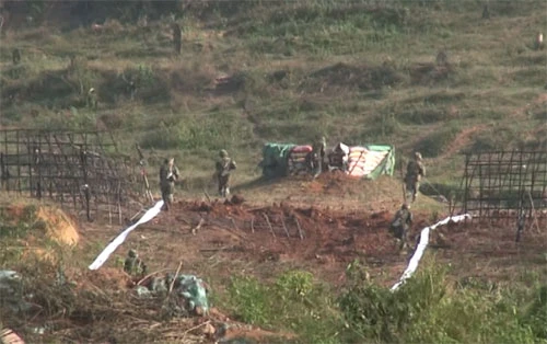 Các vị trí đã sẵn sàng. Máy bay Su 30 ném bom vào mục tiêu tại điểm cao 152,4. B41 tiêu diệt mục tiêu ngay loạt đạn đầu. Xe tăng khai hỏa. Nổ bộc phá mở cửa mở. Bộ binh vượt qua cửa mở đánh chiếm các mục tiêu. Xe tăng vượt qua cửa mở. Các mệnh lệnh chính xác, ngắn gọn được phát đi từ sở chỉ huy Sư đoàn 312. Triển khai lực lượng bộ binh cơ giới tại Nam đồi N để bắn sang điểm cao 95. Máy bay bị bắn hạ. Những đơn vị hoàn thành xuất sắc nhiệm vụ được tặng quà, khen thưởng.