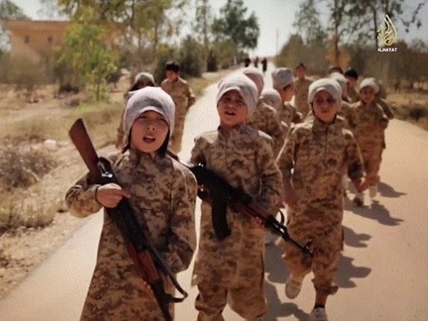 IS tung video gây sốc về cảnh huấn luyện các binh sĩ trẻ em ảnh 1