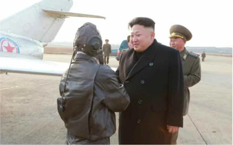 Lãnh đạo Triều Tiên Kim Jong-un chụp hình các phi công nữ ảnh 3