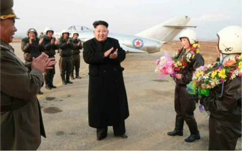 Lãnh đạo Triều Tiên Kim Jong-un chụp hình các phi công nữ ảnh 11