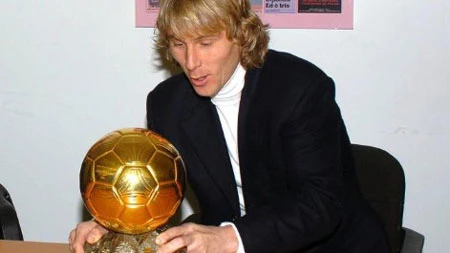 Nedved được bình chọn là cầu thủ xuất sắc nhất thế giới trong năm mà Henry thăng hoa