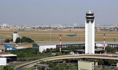 Đài kiểm soát không lưu Cảng hàng không Tân Sơn Nhất có tổng vốn đầu tư 400 tỉ đồng, đưa vào khai thác từ tháng 6/2013. Tan-son-nhat-5251-1417163477.jpg