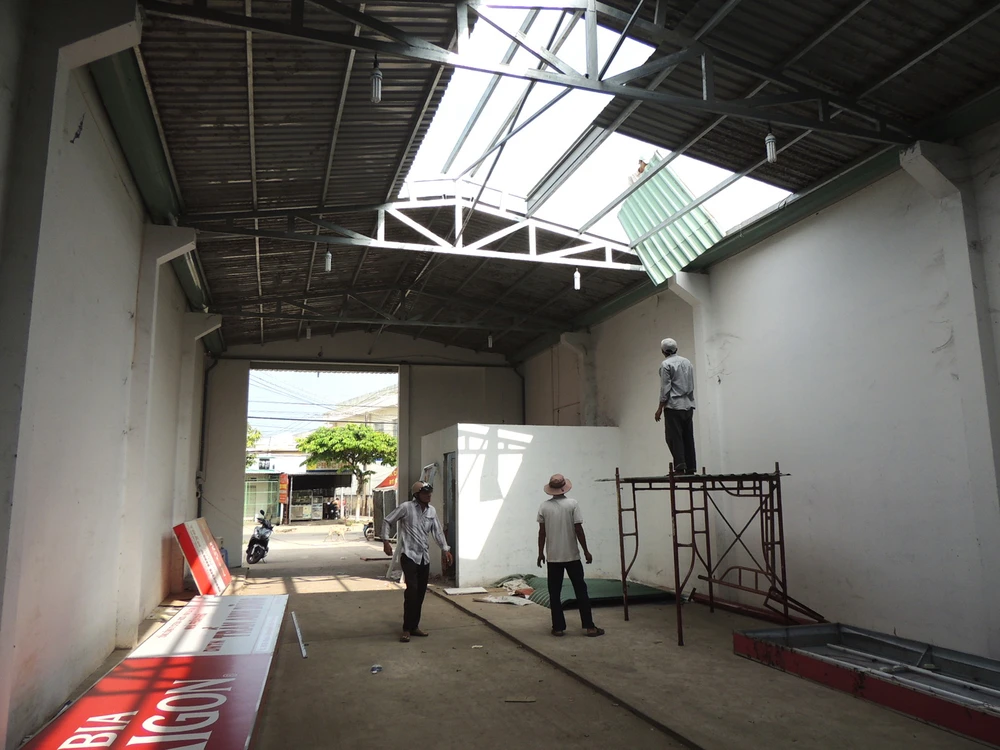 Đang tháo dỡ đại lý bia ở Bến Tre của con trai ông Trần Văn Truyền ảnh 2