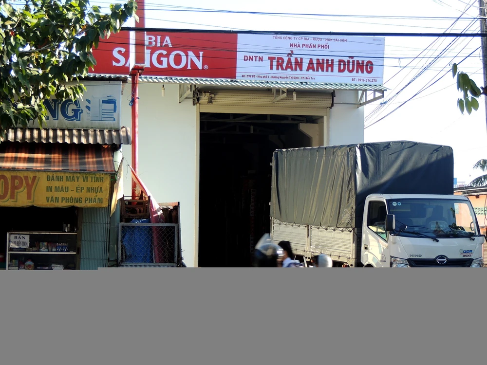 Đang tháo dỡ đại lý bia ở Bến Tre của con trai ông Trần Văn Truyền ảnh 3