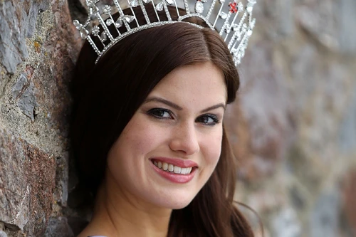 Đại diện nước chủ nhà Anh - Carina Tyrrell - cũng nằm trong danh sách những ứng viên hàng đầu cho ngôi vị Hoa hậu Thế giới 2014. Carina năm nay 24 tuổi, cao 1,75 m.