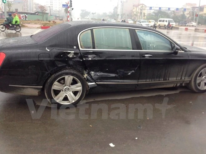 Bentley biển ngoại giao vượt đèn đỏ, bị húc văng khỏi lề đường ảnh 1