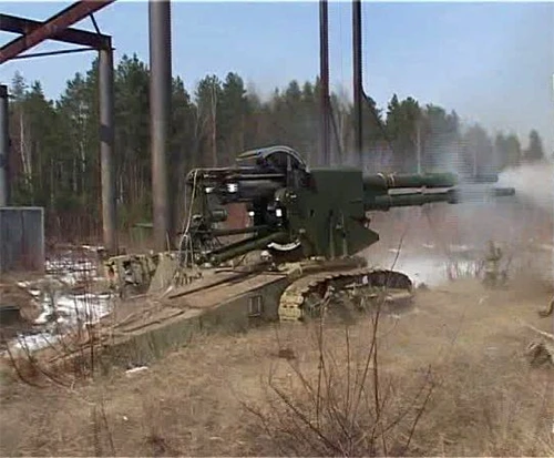 Nguyên mẫu pháoCoalition-SV bắn thử nghiệm. Pháo Coalition-SV đặt trên khung gầm xe tăng T-72.