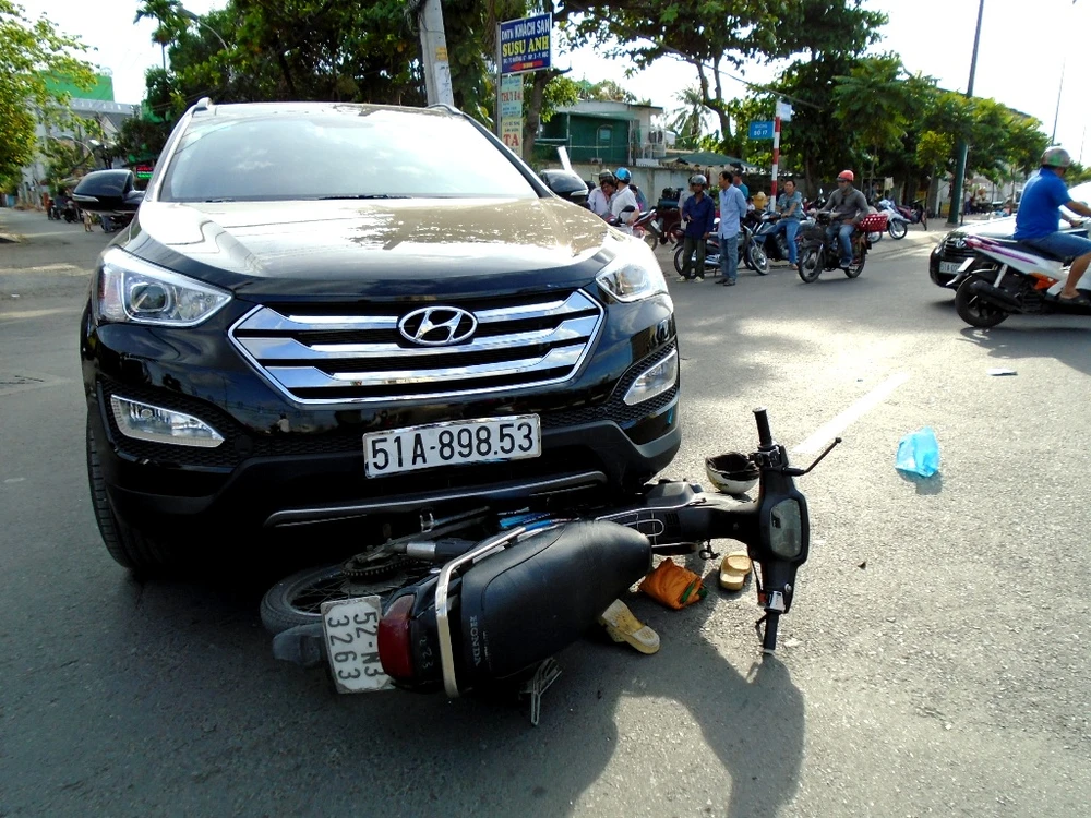 Say rượu, lái xe máy chạy ngược chiều chui vào gầm ô tô bất tỉnh ảnh 2