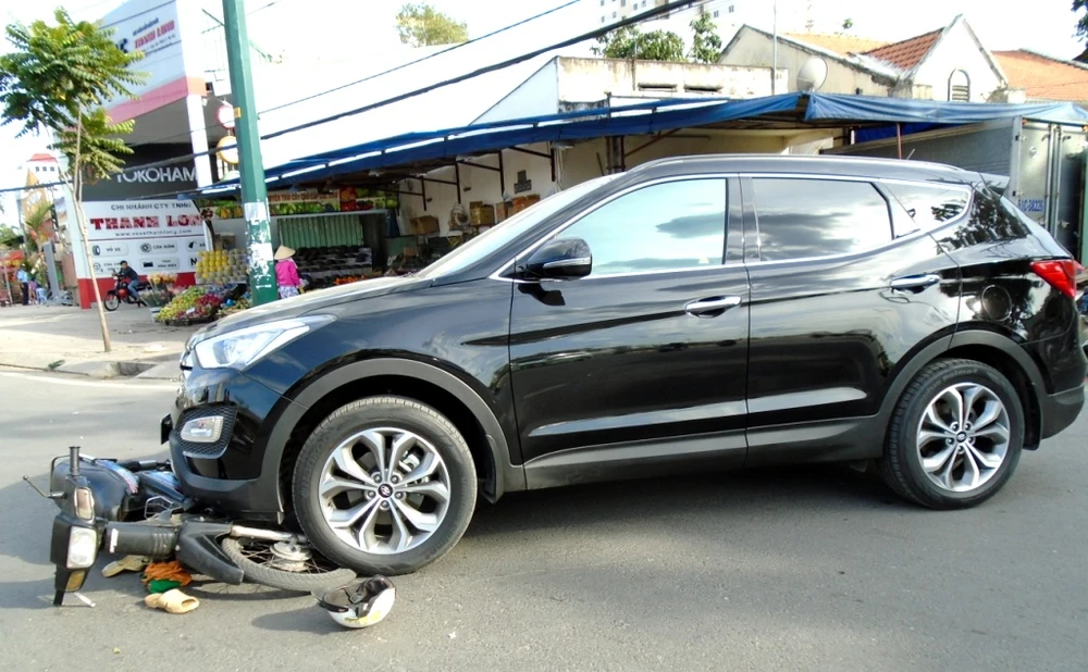 Say rượu, lái xe máy chạy ngược chiều chui vào gầm ô tô bất tỉnh ảnh 3