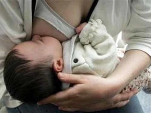 Trung Quốc phá đường dây ‘vú em’ cho người lớn 'bú sữa' - ảnh 1