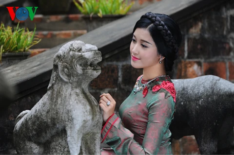 Ngắm nhan sắc Á hậu Huyền My trong áo dài nền nã ảnh 3