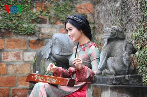 Ngắm nhan sắc Á hậu Huyền My trong áo dài nền nã ảnh 8