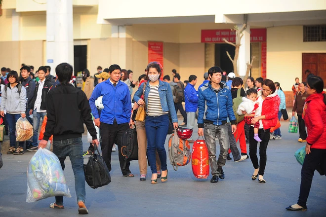 Cửa ngõ Hà Nội, TP.HCM ùn ứ khi người dân trở lại sau kỳ nghỉ ảnh 1