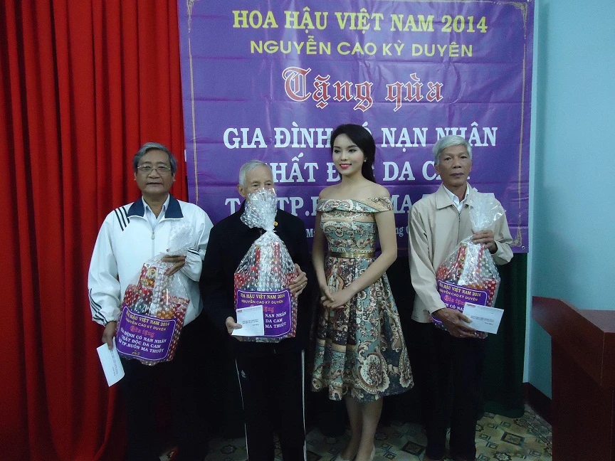 Hoa hậu Kỳ Duyên xinh tươi trong chuyến từ thiện ở Đăk Lăk ảnh 5