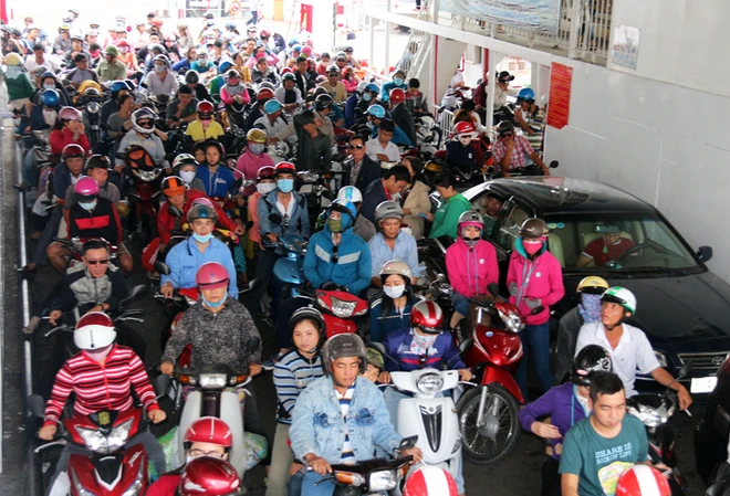 Cửa ngõ Hà Nội, TP.HCM ùn ứ khi người dân trở lại sau kỳ nghỉ ảnh 9