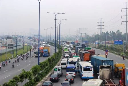 CSGT vắt kiệt sức giải tỏa vụ kẹt xe kéo dài 15 tiếng