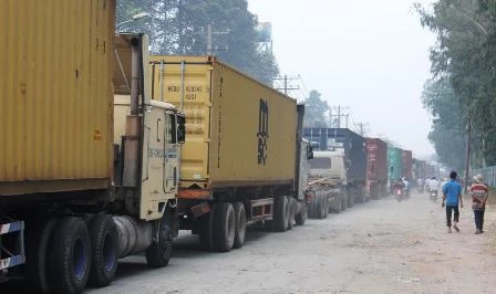 CSGT vắt kiệt sức giải tỏa vụ kẹt xe kéo dài 15 tiếng