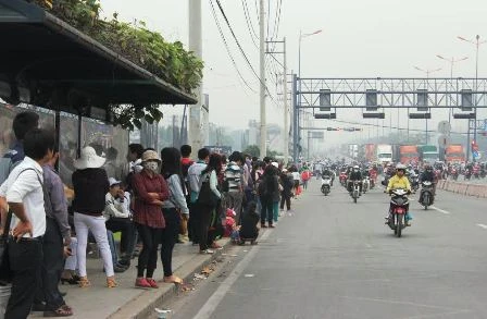 Hàng trăm người dân mỏi mòn chờ xe buýt tại các trạm dọc XLHN...