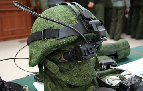 Bộ đồ Ratnik với nhiều điểm khác biệt so với quân phục hiện tại của binh sĩ Nga. Một số dòng súng trường bắn tỉa áp chế trong cơ cấu bộ đồ Ratnik. Súng trường AEK- 971. Mũ hiện thị đa chức năng trong Ratnik. Bộ đồ Ratnik kết hợp với súng trường AK-12