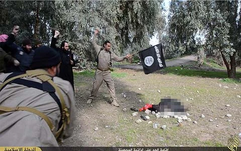 IS 'sáng tạo' các kiểu hành quyết man rợ khiến phương Tây khiếp sợ ảnh 11