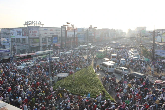 Xe cộ kẹt cứng từ cầu vượt ngã tư Thủ Đức kéo dài trên đường Lê Văn Việt - Ảnh: Hoàng Thông