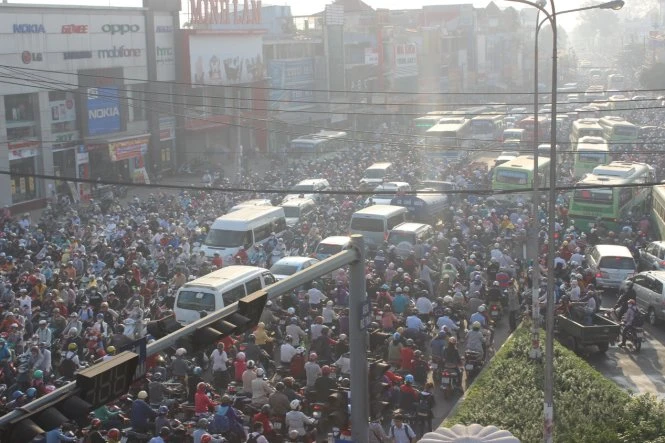 Biển người tại khu vực kẹt xe - Ảnh: Hoàng Thông