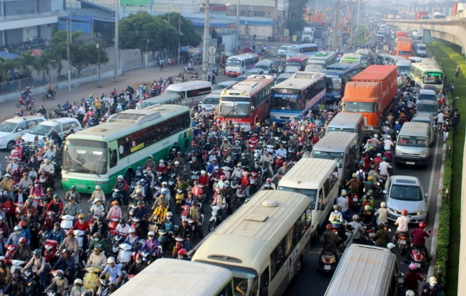 Xe máy chạy xen vào làn xe bốn bánh khiến giao thông càng thêm hỗn loạn- Ảnh:Mâu Trường