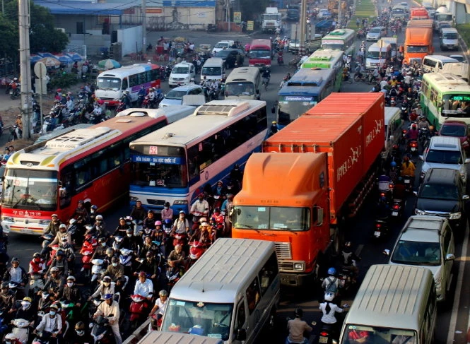 Rất nhiều người đã trễ giờ học, giờ làm do kẹt xe- Ảnh: Mậu Trường