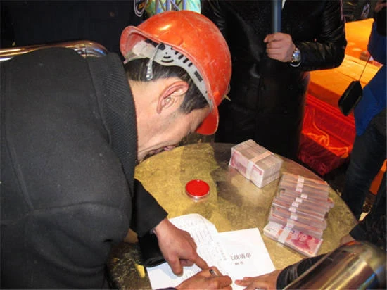 Nhận tiền thưởng Tết như thế này mới đã tay! ảnh 7