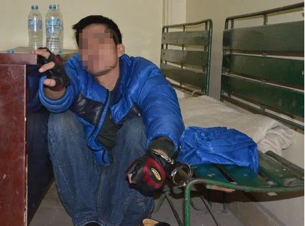 Vì muốn gặp vợ mà T. mang cả con nhỏ lên công an phường để ăn vạ