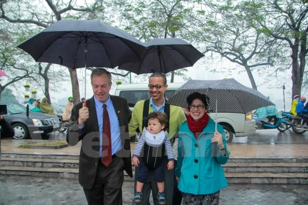 Đại sứ Hoa Kỳ tại Việt Nam thả cá tiễn chân ông Công ông Táo ảnh 2