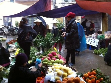 Đi chợ cận tết, hết hồn nửa triệu đồng một ký thịt bò ảnh 1 Hoa tươi, các loại hoa quả bắt đầu tăng giá. Ảnh Đỗ Hợp