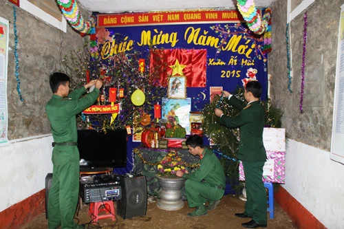 Cán bộ, chiến sĩ Đại đội 9, Tiểu đoàn 39, Lữ đoàn Phòng không 241 trang trí doanh trại đón Tết. Các cơ quan, đơn vị trực thuộc Binh đoàn Quyết Thắng chuẩn bị nội dung thi "Bịt mắt bắt dê". Các chiến sĩ Tiểu đoàn 701 nhận mặt nạ, chuẩn bị phần thi "Bịt mắt bắt dê". Các chiến sĩ trẻ rất hào hứng vào cuộc hết mình với trò chơi dân gian. Các cổ động viên nhiệt tình cổ vũ vô tư cho các đội. Thi đẩy gậy. Thi đi trên cầu độc mộc. Ném còn, một trò chơi được cán bộ, chiến sĩ Tiểu đoàn 39, Lữ đoàn Phòng không 241 yêu thích.