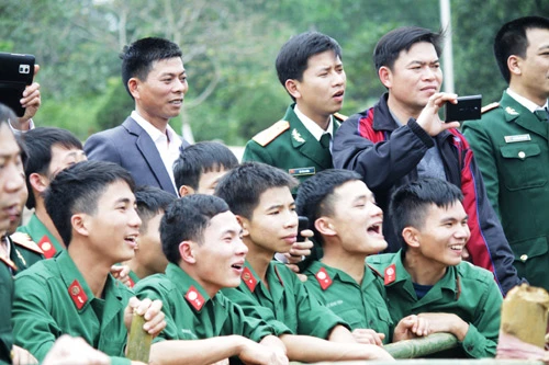 Cán bộ, chiến sĩ Đại đội 9, Tiểu đoàn 39, Lữ đoàn Phòng không 241 trang trí doanh trại đón Tết. Các cơ quan, đơn vị trực thuộc Binh đoàn Quyết Thắng chuẩn bị nội dung thi "Bịt mắt bắt dê". Các chiến sĩ Tiểu đoàn 701 nhận mặt nạ, chuẩn bị phần thi "Bịt mắt bắt dê". Các chiến sĩ trẻ rất hào hứng vào cuộc hết mình với trò chơi dân gian. Các cổ động viên nhiệt tình cổ vũ vô tư cho các đội. Thi đẩy gậy. Thi đi trên cầu độc mộc. Ném còn, một trò chơi được cán bộ, chiến sĩ Tiểu đoàn 39, Lữ đoàn Phòng không 241 yêu thích.