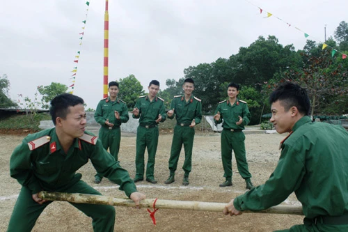 Cán bộ, chiến sĩ Đại đội 9, Tiểu đoàn 39, Lữ đoàn Phòng không 241 trang trí doanh trại đón Tết. Các cơ quan, đơn vị trực thuộc Binh đoàn Quyết Thắng chuẩn bị nội dung thi "Bịt mắt bắt dê". Các chiến sĩ Tiểu đoàn 701 nhận mặt nạ, chuẩn bị phần thi "Bịt mắt bắt dê". Các chiến sĩ trẻ rất hào hứng vào cuộc hết mình với trò chơi dân gian. Các cổ động viên nhiệt tình cổ vũ vô tư cho các đội. Thi đẩy gậy. Thi đi trên cầu độc mộc. Ném còn, một trò chơi được cán bộ, chiến sĩ Tiểu đoàn 39, Lữ đoàn Phòng không 241 yêu thích.