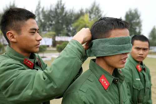 Mỗi đại đội được tổ chức thành một đội để tham gia thi đấu kéo co. Cuộc thi đấu diễn ra hết sức quyết liệt. Phần thắng thuộc về những đội được tổ chức khéo léo khi hô đều và huy động được sức mạnh của tập thể. Ở một góc sân vận động khác, trò chơi “Đi cầu kiều” thu hút khá nhiều bộ đội tham gia. Thể hiện sự khéo léo và nhẹ nhàng hướng về đích. Không ít chiến sĩ chỉ đi được nửa quãng đường. “Cố lên nhé, đồng đội ơi!”. Cuốn hút và rất sôi động là tiếng hò reo của trò chơi “Bịt mắt đập niêu”. Từng tràng pháo tay và hò reo khi các chiến sĩ liên tục đập hụt niêu. Cuối cùng chiếc niêu đầu tiên cũng vỡ tan trong sự hò reo phấn khích của các chiến sĩ. Nhiều kỳ thủcó dịp trổ tài trong ngày hội Xuân. Trò chơiNém còn được nhiều chiến sĩ đồng bào vùng cao ưa thích. Không khí Tết rộn ràng ở từng phân đội đến khối cơ quan trung đoàn. Rực rỡ cờ hoa “Mừng Đảng, mừng Xuân” Ất Mùi 2015.