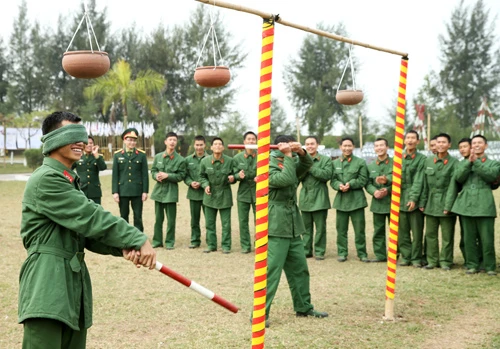 Mỗi đại đội được tổ chức thành một đội để tham gia thi đấu kéo co. Cuộc thi đấu diễn ra hết sức quyết liệt. Phần thắng thuộc về những đội được tổ chức khéo léo khi hô đều và huy động được sức mạnh của tập thể. Ở một góc sân vận động khác, trò chơi “Đi cầu kiều” thu hút khá nhiều bộ đội tham gia. Thể hiện sự khéo léo và nhẹ nhàng hướng về đích. Không ít chiến sĩ chỉ đi được nửa quãng đường. “Cố lên nhé, đồng đội ơi!”. Cuốn hút và rất sôi động là tiếng hò reo của trò chơi “Bịt mắt đập niêu”. Từng tràng pháo tay và hò reo khi các chiến sĩ liên tục đập hụt niêu. Cuối cùng chiếc niêu đầu tiên cũng vỡ tan trong sự hò reo phấn khích của các chiến sĩ. Nhiều kỳ thủcó dịp trổ tài trong ngày hội Xuân. Trò chơiNém còn được nhiều chiến sĩ đồng bào vùng cao ưa thích. Không khí Tết rộn ràng ở từng phân đội đến khối cơ quan trung đoàn. Rực rỡ cờ hoa “Mừng Đảng, mừng Xuân” Ất Mùi 2015.