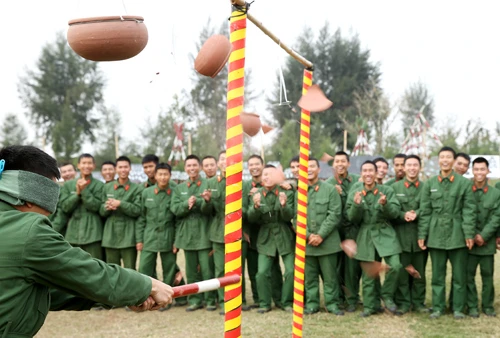 Mỗi đại đội được tổ chức thành một đội để tham gia thi đấu kéo co. Cuộc thi đấu diễn ra hết sức quyết liệt. Phần thắng thuộc về những đội được tổ chức khéo léo khi hô đều và huy động được sức mạnh của tập thể. Ở một góc sân vận động khác, trò chơi “Đi cầu kiều” thu hút khá nhiều bộ đội tham gia. Thể hiện sự khéo léo và nhẹ nhàng hướng về đích. Không ít chiến sĩ chỉ đi được nửa quãng đường. “Cố lên nhé, đồng đội ơi!”. Cuốn hút và rất sôi động là tiếng hò reo của trò chơi “Bịt mắt đập niêu”. Từng tràng pháo tay và hò reo khi các chiến sĩ liên tục đập hụt niêu. Cuối cùng chiếc niêu đầu tiên cũng vỡ tan trong sự hò reo phấn khích của các chiến sĩ. Nhiều kỳ thủcó dịp trổ tài trong ngày hội Xuân. Trò chơiNém còn được nhiều chiến sĩ đồng bào vùng cao ưa thích. Không khí Tết rộn ràng ở từng phân đội đến khối cơ quan trung đoàn. Rực rỡ cờ hoa “Mừng Đảng, mừng Xuân” Ất Mùi 2015.