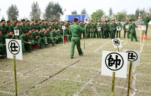 Mỗi đại đội được tổ chức thành một đội để tham gia thi đấu kéo co. Cuộc thi đấu diễn ra hết sức quyết liệt. Phần thắng thuộc về những đội được tổ chức khéo léo khi hô đều và huy động được sức mạnh của tập thể. Ở một góc sân vận động khác, trò chơi “Đi cầu kiều” thu hút khá nhiều bộ đội tham gia. Thể hiện sự khéo léo và nhẹ nhàng hướng về đích. Không ít chiến sĩ chỉ đi được nửa quãng đường. “Cố lên nhé, đồng đội ơi!”. Cuốn hút và rất sôi động là tiếng hò reo của trò chơi “Bịt mắt đập niêu”. Từng tràng pháo tay và hò reo khi các chiến sĩ liên tục đập hụt niêu. Cuối cùng chiếc niêu đầu tiên cũng vỡ tan trong sự hò reo phấn khích của các chiến sĩ. Nhiều kỳ thủcó dịp trổ tài trong ngày hội Xuân. Trò chơiNém còn được nhiều chiến sĩ đồng bào vùng cao ưa thích. Không khí Tết rộn ràng ở từng phân đội đến khối cơ quan trung đoàn. Rực rỡ cờ hoa “Mừng Đảng, mừng Xuân” Ất Mùi 2015.