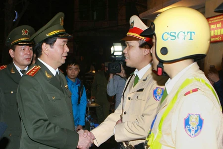 Đại tướng Trần Đại Quang chúc Tết và kiểm tra công tác bảo đảm an ninh, trật tự của lực lượng Cảnh sát giao thông làm nhiệm vụ tại địa bàn phường Cửa Nam, quận Hoàn Kiếm, Hà Nội. Ảnh: VGP/Doãn Tấn