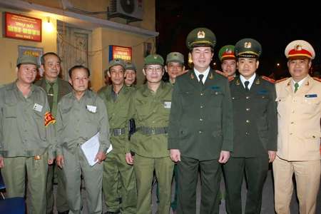 Bộ trưởng Trần Đại Quang với lực lượng lực lượng dân phòng, bảo vệ dân phố làm nhiệm vụ tại địa bàn phường Cửa Nam, quận Hoàn Kiếm, Hà Nội. Ảnh: VGP/Doãn Tấn