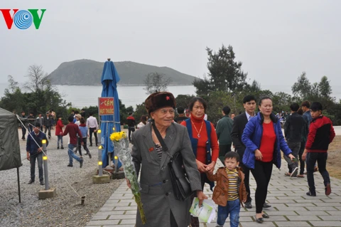 Hàng ngàn người dân thành kính viếng mộ Đại tướng Võ Nguyên Giáp ảnh 2