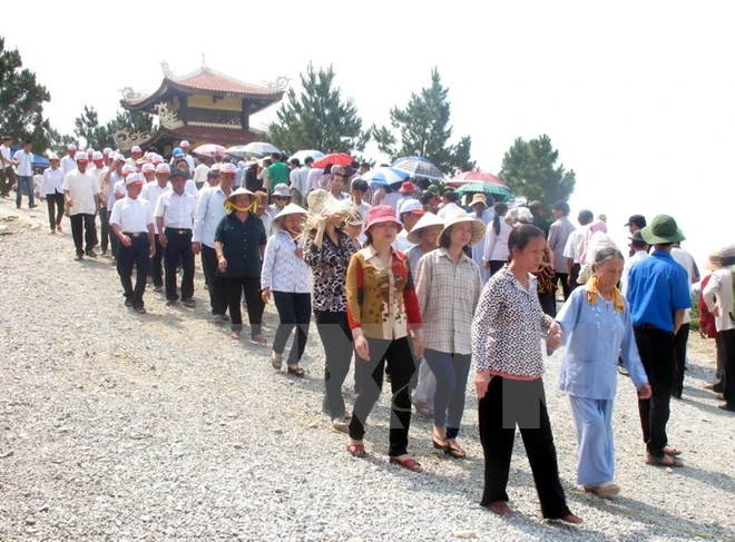 Hàng ngàn người dân thành kính viếng mộ Đại tướng Võ Nguyên Giáp ảnh 7